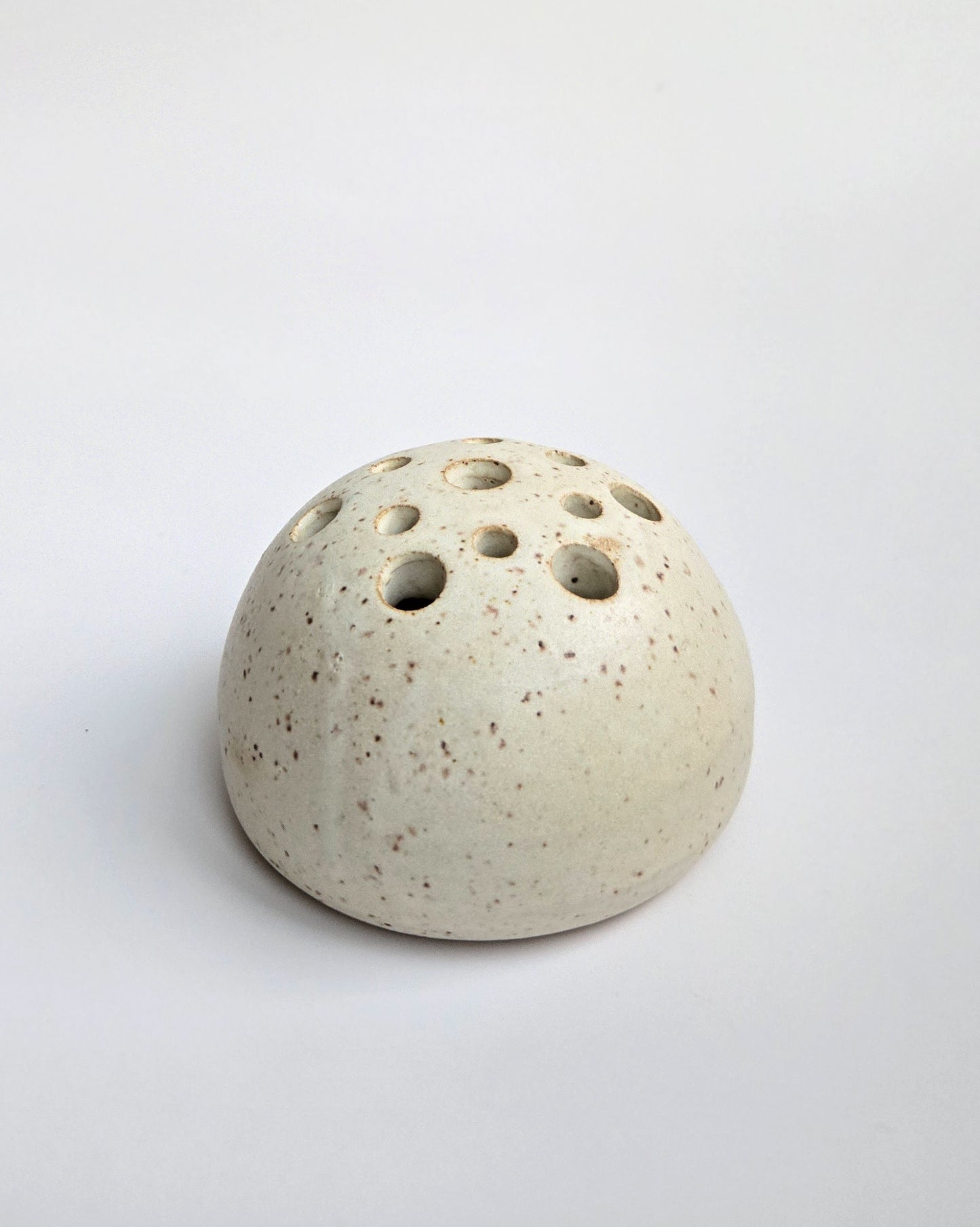 Pebble Frog Vase - Snow