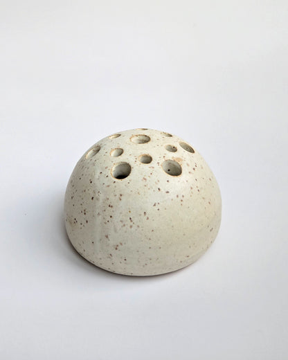 Pebble Frog Vase - Snow